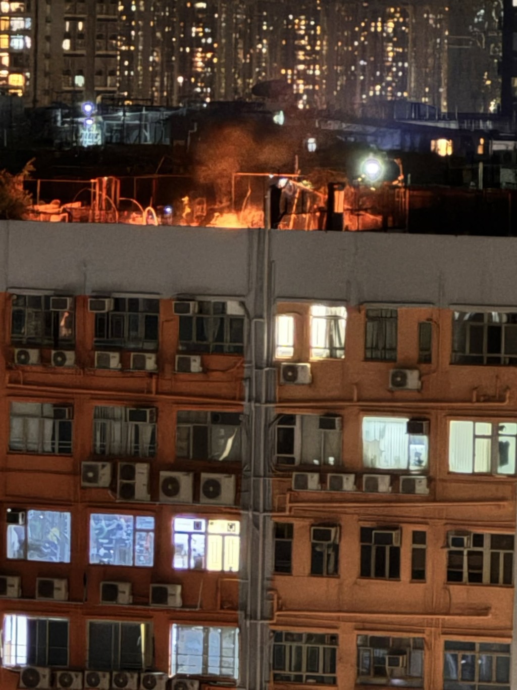 工廈的天台火光熊熊,遠處亦清晰可見。threads@tina.is.timeless 工廈的天台火光熊熊,遠處亦清晰可見。threads@tina.is.timeless