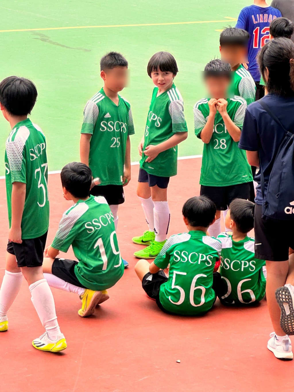 穿上SSCPS 35號綠色波衫的大仔雷棨宇，襯上黑色短褲、長波襪及螢光綠色鞋，猶如足球小將般。