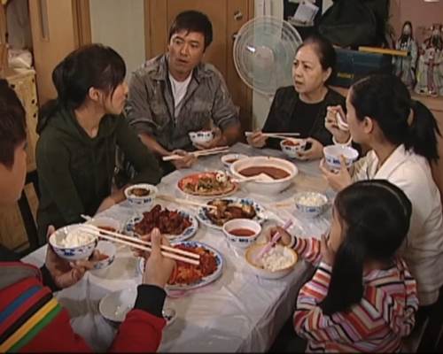 劇集講述同一屋簷下家人相處矛盾。TVB《缺宅男女》截圖