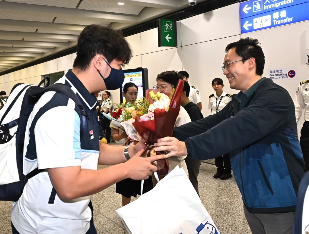 體育專員蔡健斌為運動員送上鮮花。 體育專員蔡健斌為運動員送上鮮花。