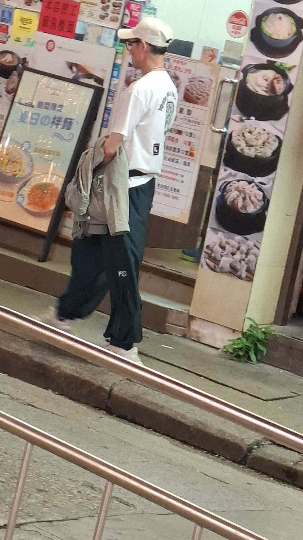海俊傑雖然衣著寬鬆，但仍難掩其單薄的身形。
