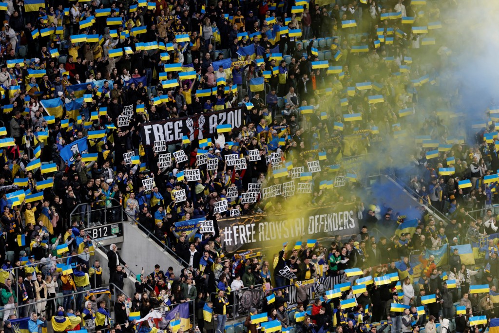 現場不少烏克蘭球迷。Reuters