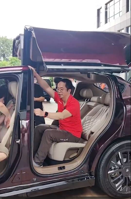 周鴻禕試廣汽新車防夾功能被夾。