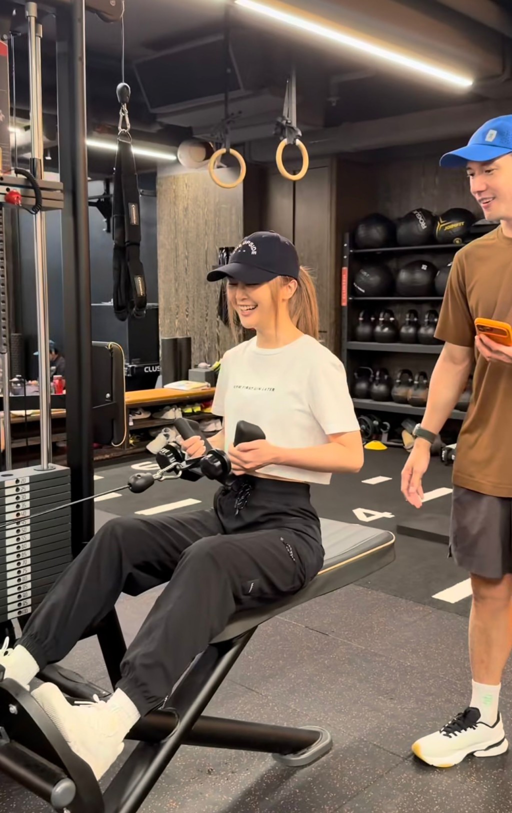  其間就傳來一把男教練的聲音，在旁為二人倒數，網民猜測是阿Sa的緋聞男友Elvis。