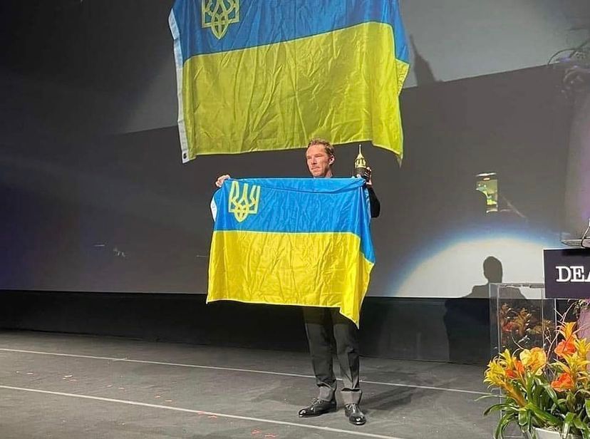 前日，班尼狄在聖芭芭拉電影節拉起烏克蘭國旗。