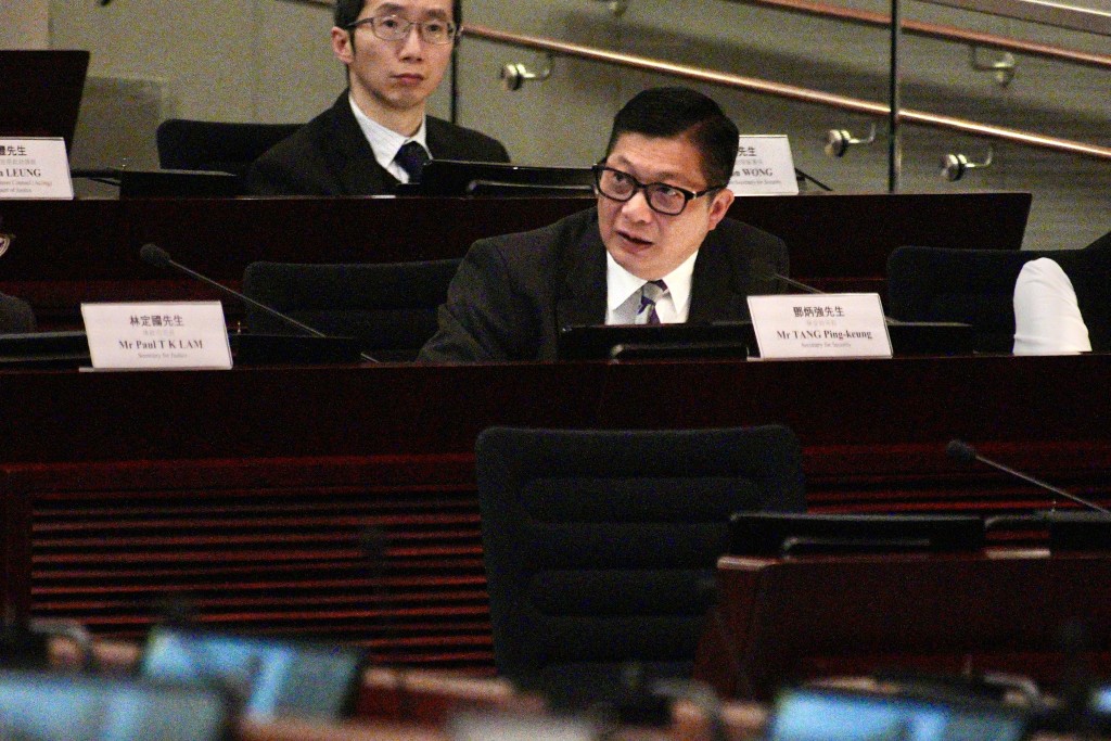 保安局局長鄧炳強出席立法會「研究與《基本法》第二十三條立法相關的事宜小組委員會」會議 。歐樂年攝
