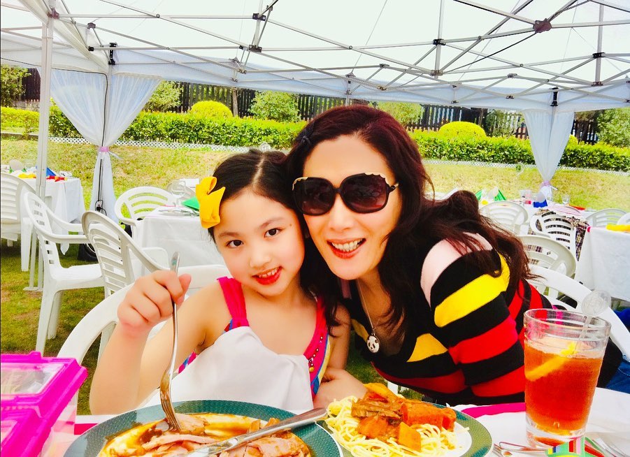 Ella永遠都是父母心目中的可人兒。