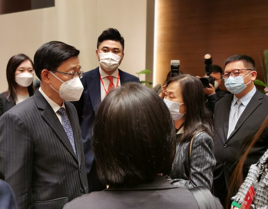 特首李家超在广州，与星岛新闻集团行政总裁兼社长蔡晋（中）等本港传媒高层代表交流。