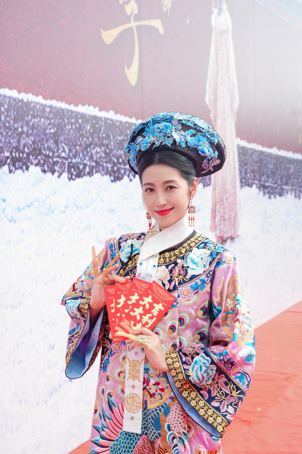 陳自瑤飾演皇后。