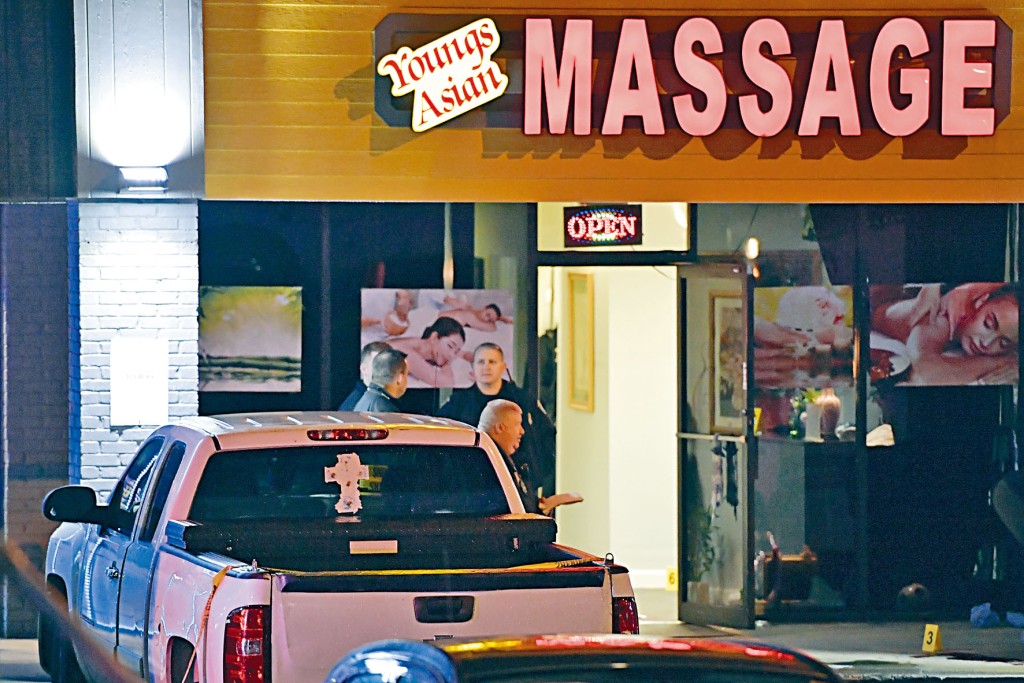 警察周二在发生致命枪击案的「杨记亚洲按摩馆」调查。