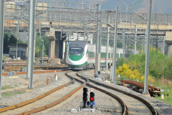 「復興號」在青藏鐵路啟用。