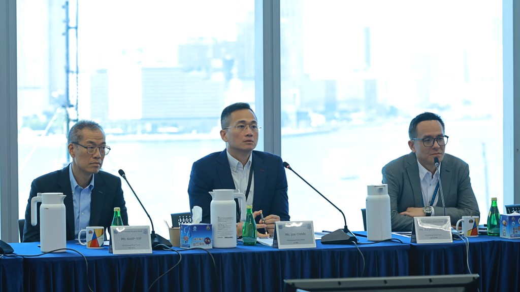 警務處刑事及保安處處長陳東(圖中)主持的「智慧警政顧問小組」第七次會議。