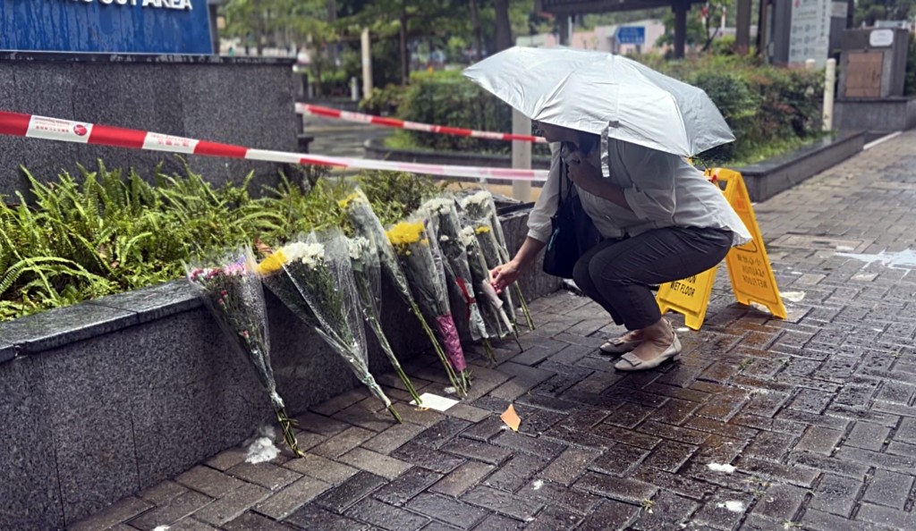有市民獻花悼念死者。楊偉亨攝 有市民獻花悼念死者。楊偉亨攝