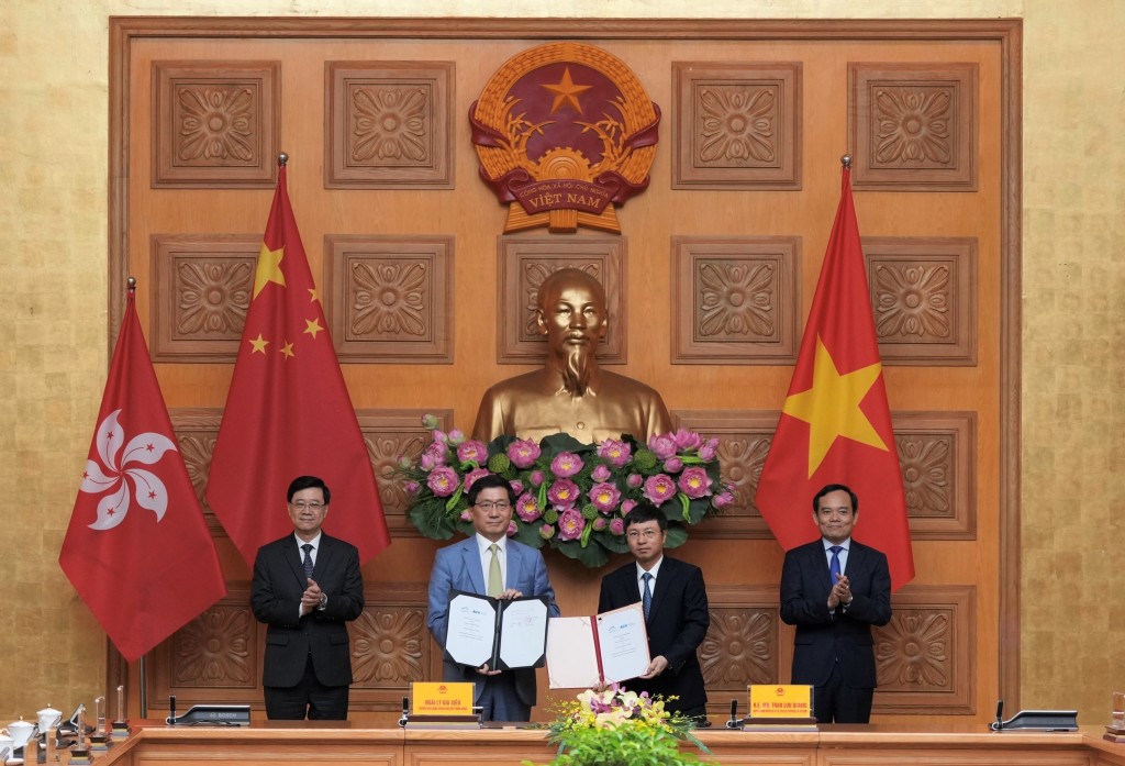 香港机场管理局与越南的机场营运机构和国家航空公司签订三份合作备忘录。