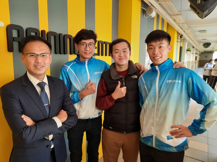 (左起)香港道教聯合會圓玄學院第一中學校長簡偉鴻、副校長伍嘉偉、劍擊校隊教練黃俊聲、教練楊均培。
