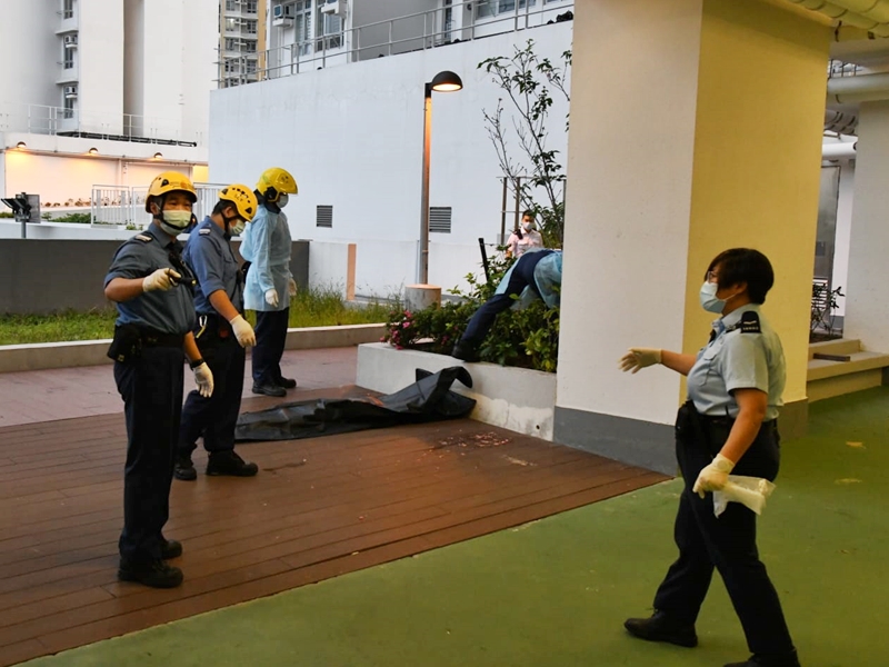 遺體由消防員移送地面,以黑膠袋覆蓋遺體。