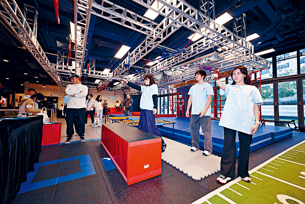 參加者在全港首個多用途忍者障礙運動訓練場上一展身手。