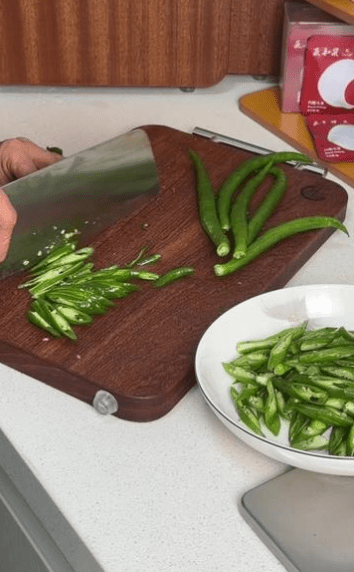 砧板、刀具必須嚴格區分「生食專用」與「熟食專用」。 砧板、刀具必須嚴格區分「生食專用」與「熟食專用」。