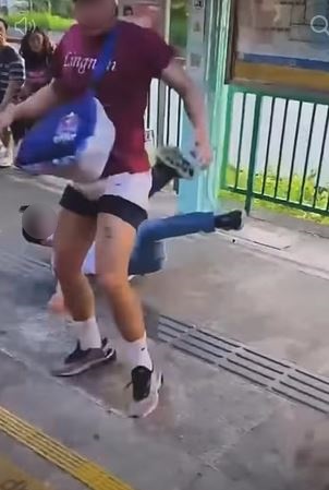 白衫男被打到瞓地，紅衣青年則欲逃返車廂。fb 車cam L（香港群組）Soso Chan影片截圖 