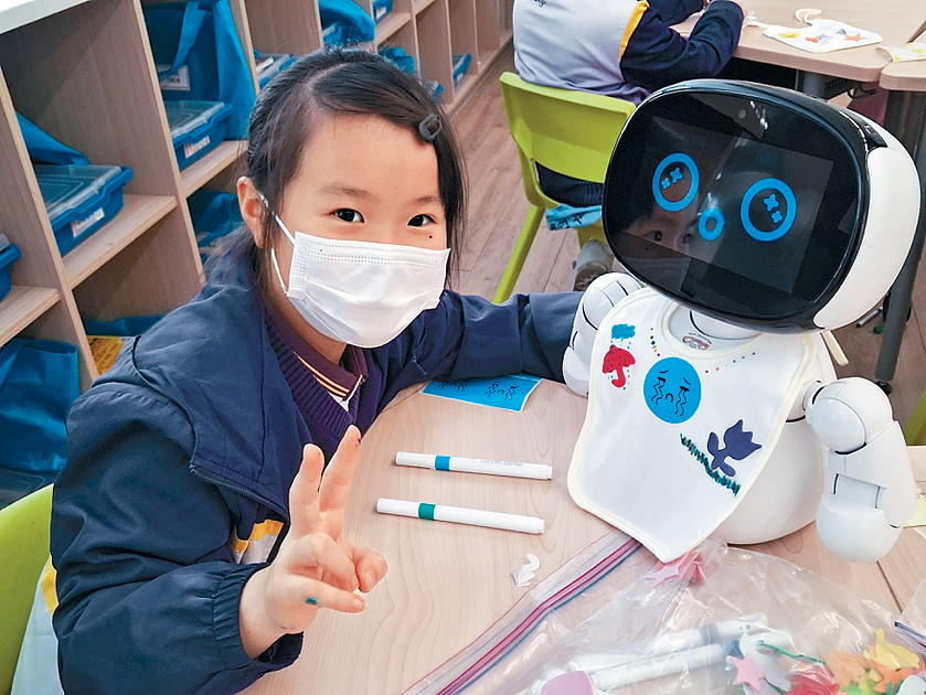 參與活動學生表示，「愛心寶寶」機械人有趣，談天很安心。