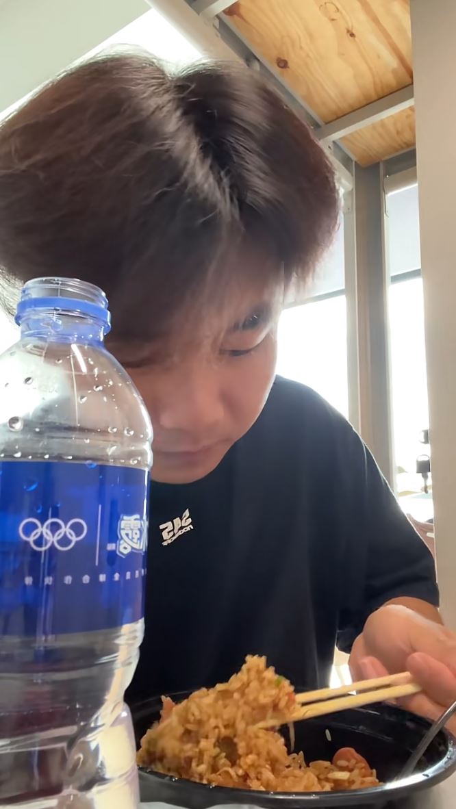 失业的万先生遇到善心炒饭店老板的温暖故事，在网上热议。抖音