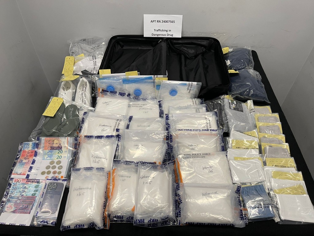 行動中，警方與海關檢獲15包共重約15公斤的懷疑氯胺酮，總市值約750萬港元。警方提供