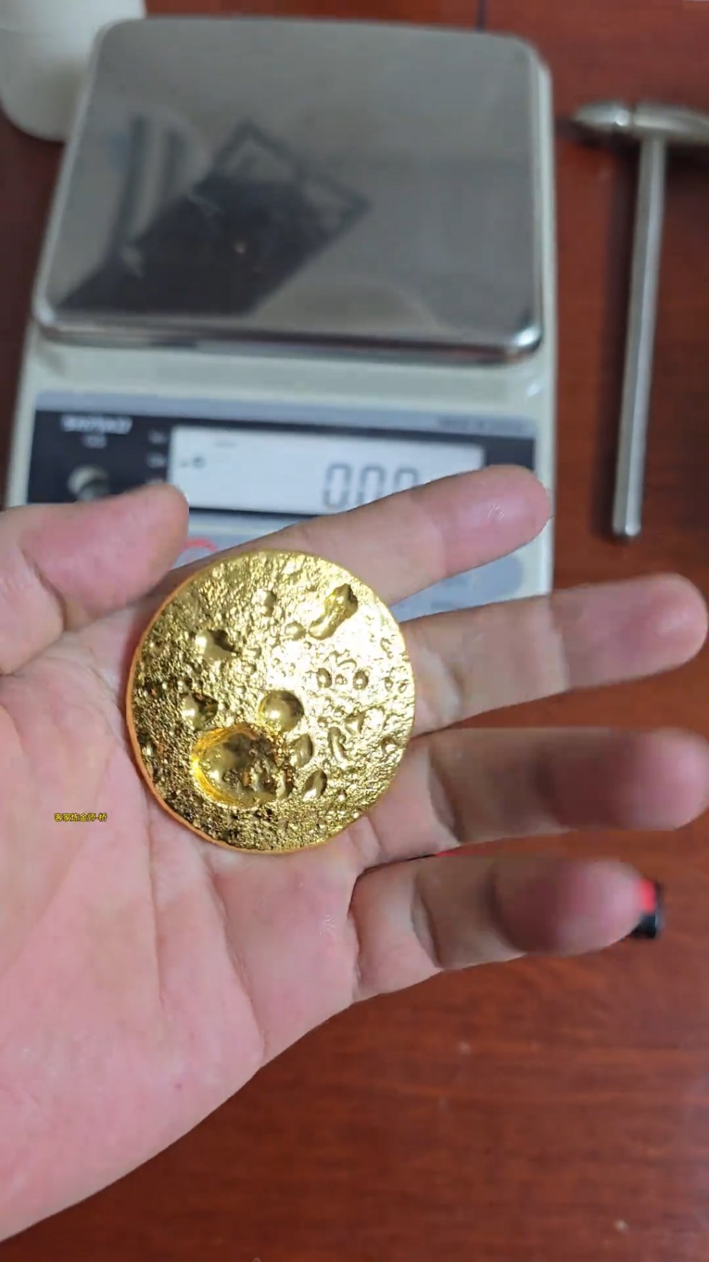 男子將舊SIM卡提煉出黃金。抖音@客家煉金師-橋 男子將舊SIM卡提煉出黃金。抖音@客家煉金師-橋