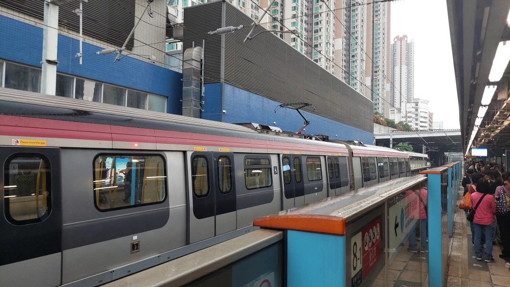 東鐵綫旺角東至大圍站暫停服務 涉有人進入路軌範圍 九龍塘站大批乘客滯留。Threads：mr_luck_kinda_sucks