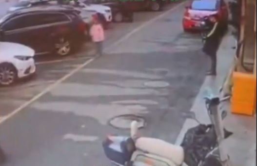 湖南女童疑因找不到媽媽，在停車場激動暈倒後死亡。