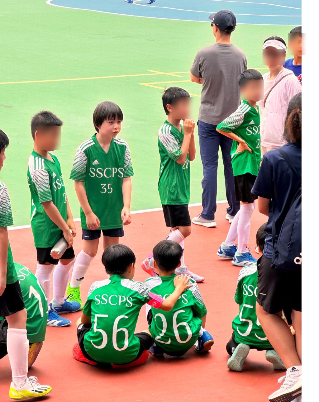 穿上SSCPS 35号绿色波衫的大仔雷棨宇，衬上黑色短裤、长波袜及萤光绿色鞋，犹如足球小将般。