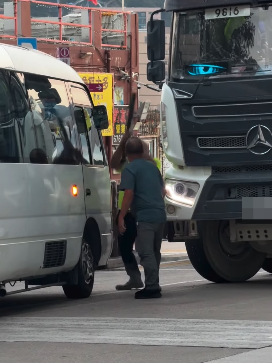 兩人激動之際,田螺車男子突然揮棍兜頭直劈對方。Threads:lyz_.013 兩人激動之際,田螺車男子突然揮棍兜頭直劈對方。Threads:lyz_.013