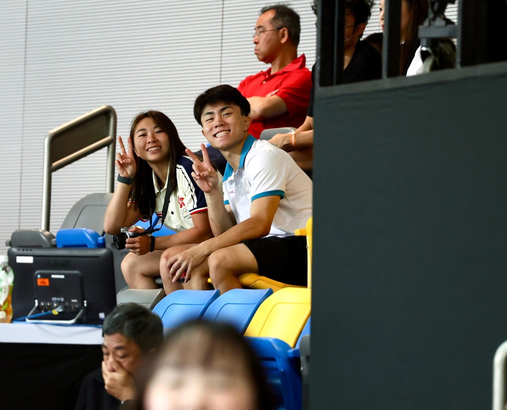 吳保利(右)賽後到觀眾席幫師兄們加油, 旁為師姐楊礎搖。徐嘉華攝