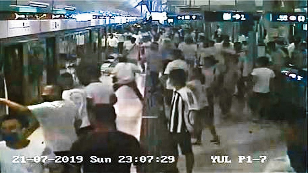 元朗港鐵站6年前發生襲擊事件，多名「白衣人」出現在月台車廂內。
