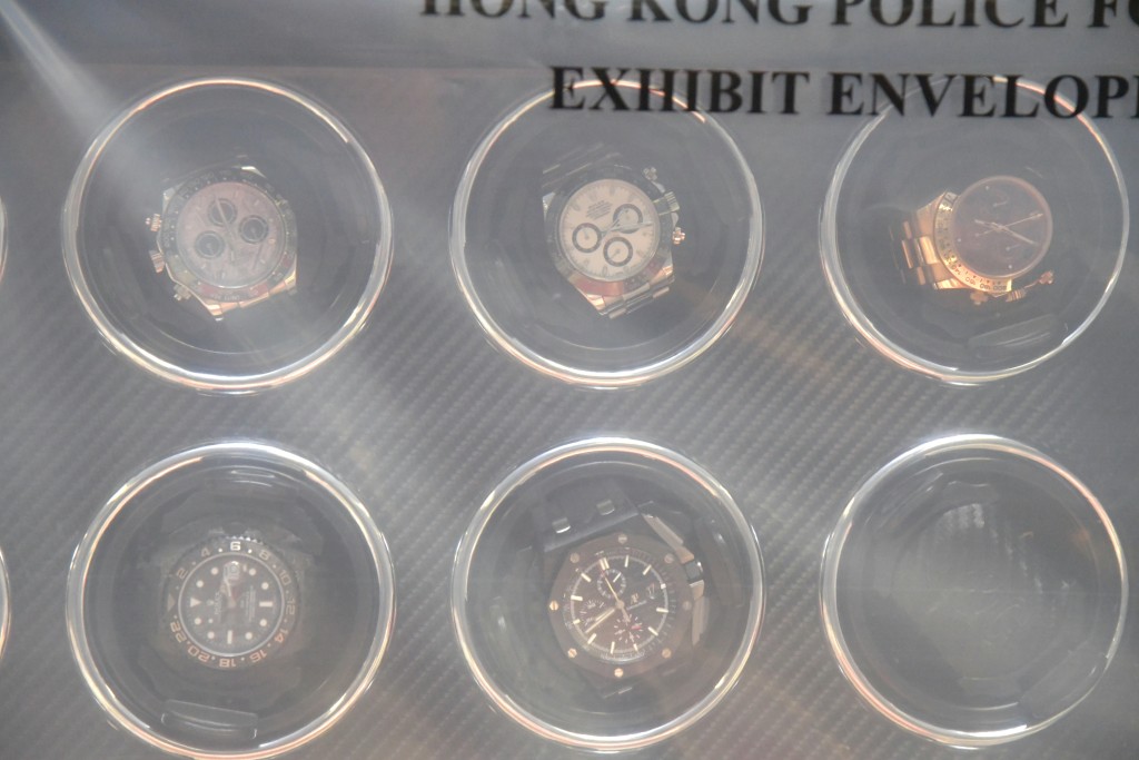 警方檢獲13隻價值約700萬港元名貴手錶。
