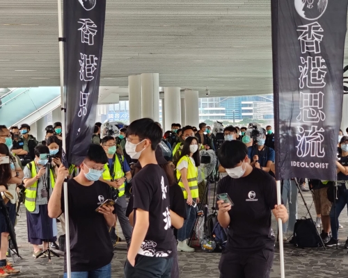尖沙嘴鐘樓外一批人聚集