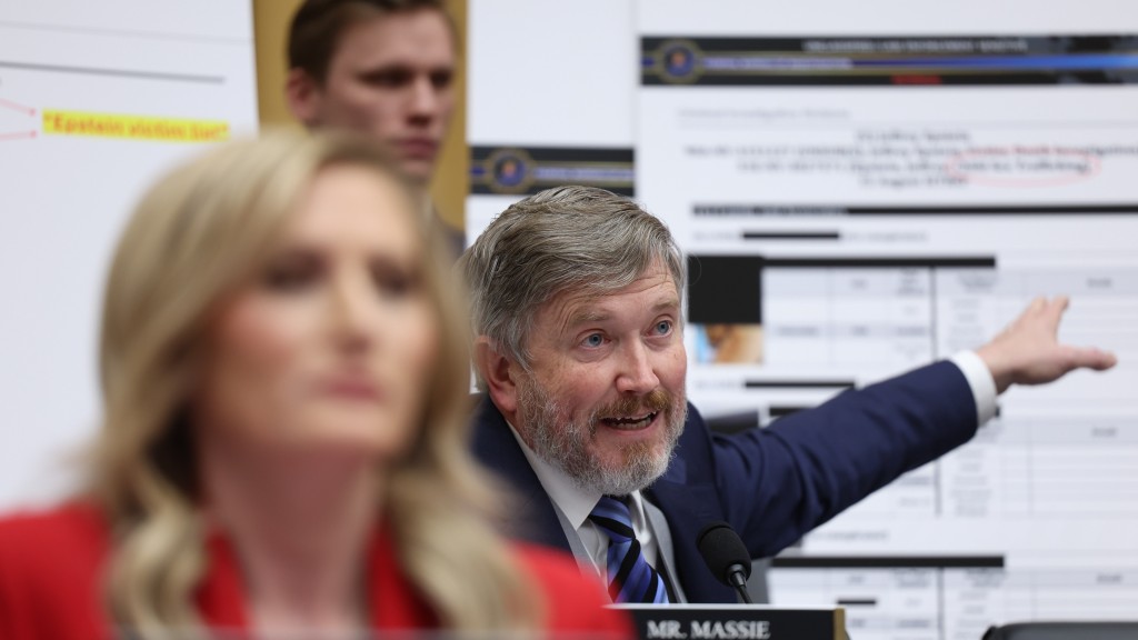 共和黨議員馬西（Thomas Massie）質疑司法過度塗黑愛潑斯坦文件，卻又洩露倖存者資訊。 美聯社