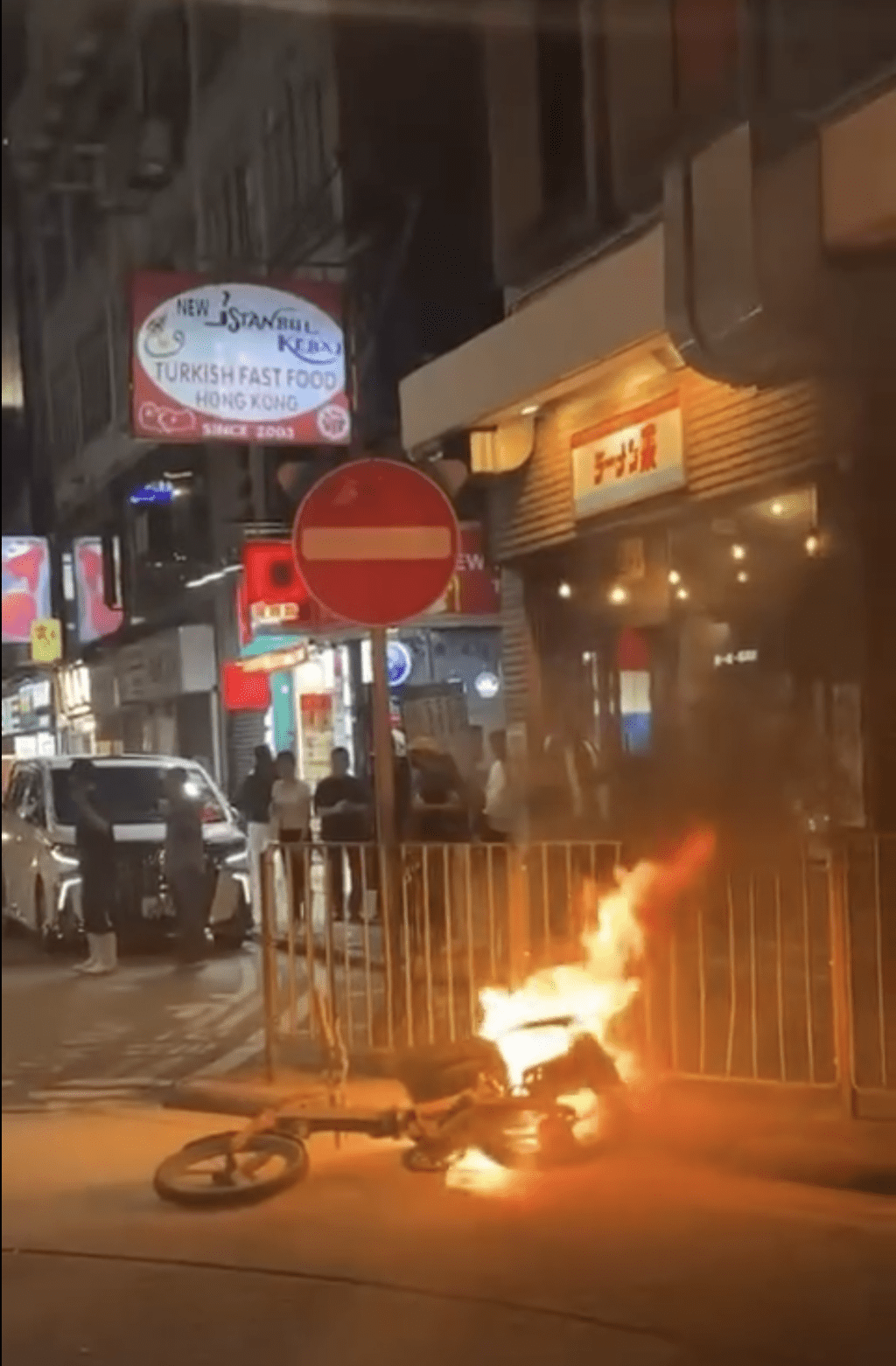 期間懷疑電池受熱影響，火勢一度加劇，更傳出爆響聲。網片截圖