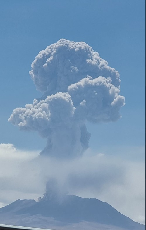火山口噴出6000米高。Twitter