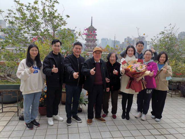 今年年初，廣東廣播電視台嶺南戲曲頻道一行人拜訪前廣州市市長黎子流（左四）和夫人邱姨（左五）。互聯網
