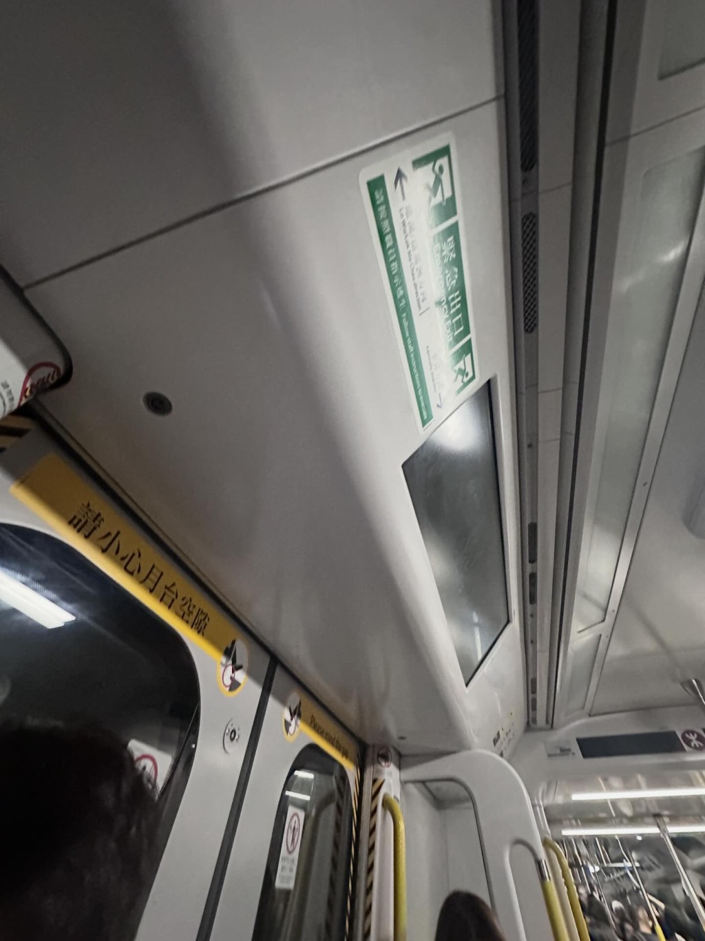 有列車車廂熒幕關閉。Threads：_.emilyey0776