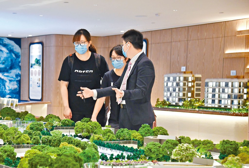 MONACO MARINE昨續開放示範單位參觀，吸引不少家庭客前往睇樓，整體氣氛不俗。
