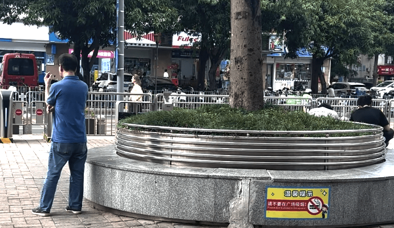 過關之後,不少煙民會在廣場上吸煙。 過關之後,不少煙民會在廣場上吸煙。