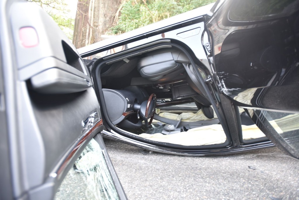 一辆私家车于湾仔坚尼地道失事反转。