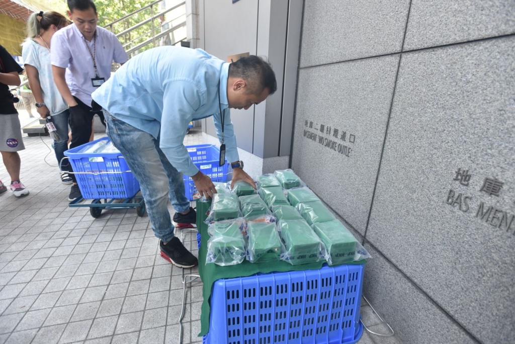 警員其後再於車上檢獲約18.7點公斤的懷疑海洛英。
