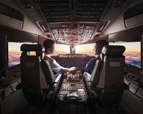 国泰伙酒店推「模拟飞行staycation」 。 国泰网页图