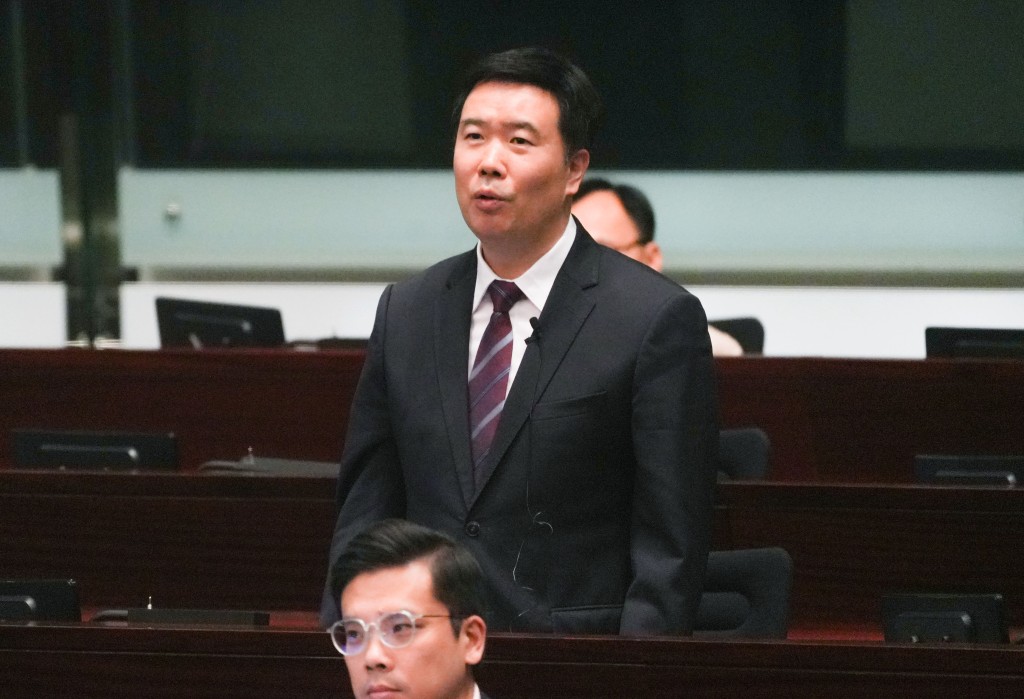 嚴剛。吳艷玲攝
