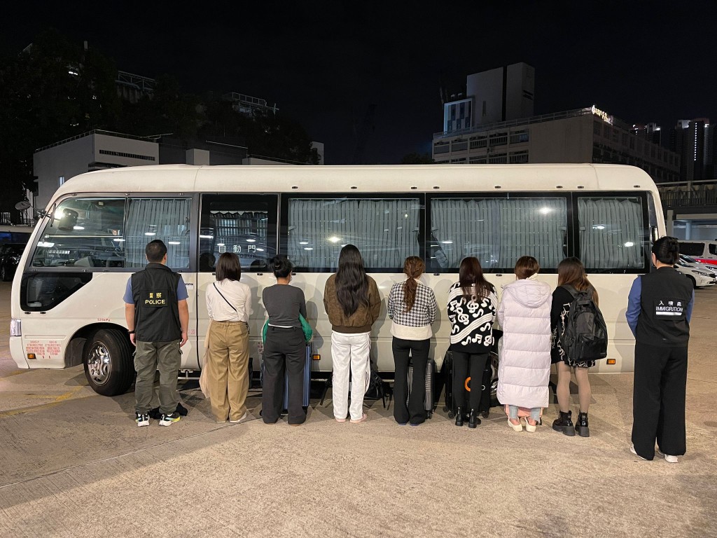 人員共拘捕25名內地女子，年齡介乎16至58歲，涉嫌「違反逗留條件」。警方圖片