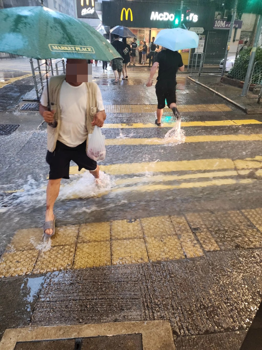 網民:過條馬路濕晒腳,馬路水位浸到上行人路。hklazyslave@Threads截圖 網民:過條馬路濕晒腳,馬路水位浸到上行人路。hklazyslave@Threads截圖