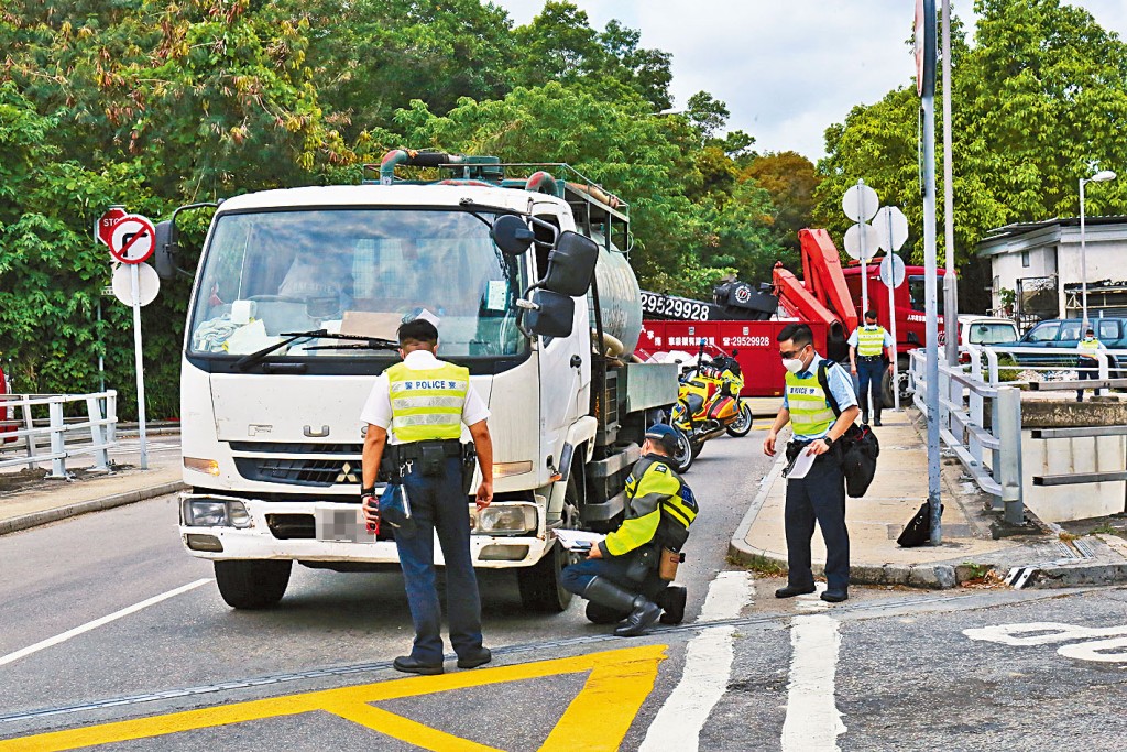 翁遭污水處理車撞倒送院不治,警員到場調查後拘捕涉案司機。