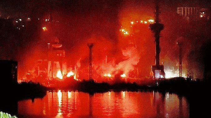 克里米亚塞瓦斯托波尔船坞受到乌克兰发射导弹袭击，引发大火。